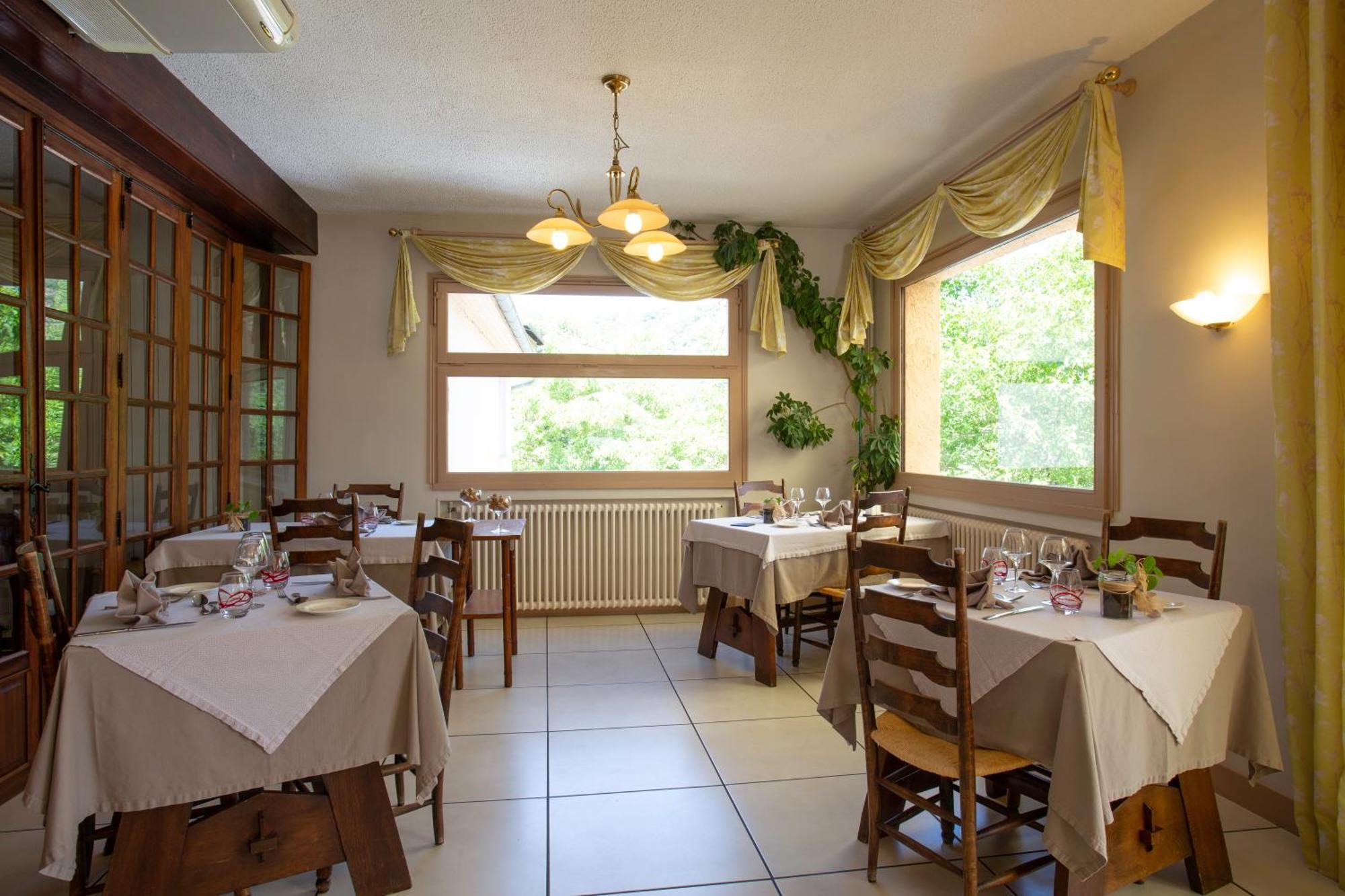 Logis Hotel Restaurant Du Pont Ambialet Eksteriør bilde