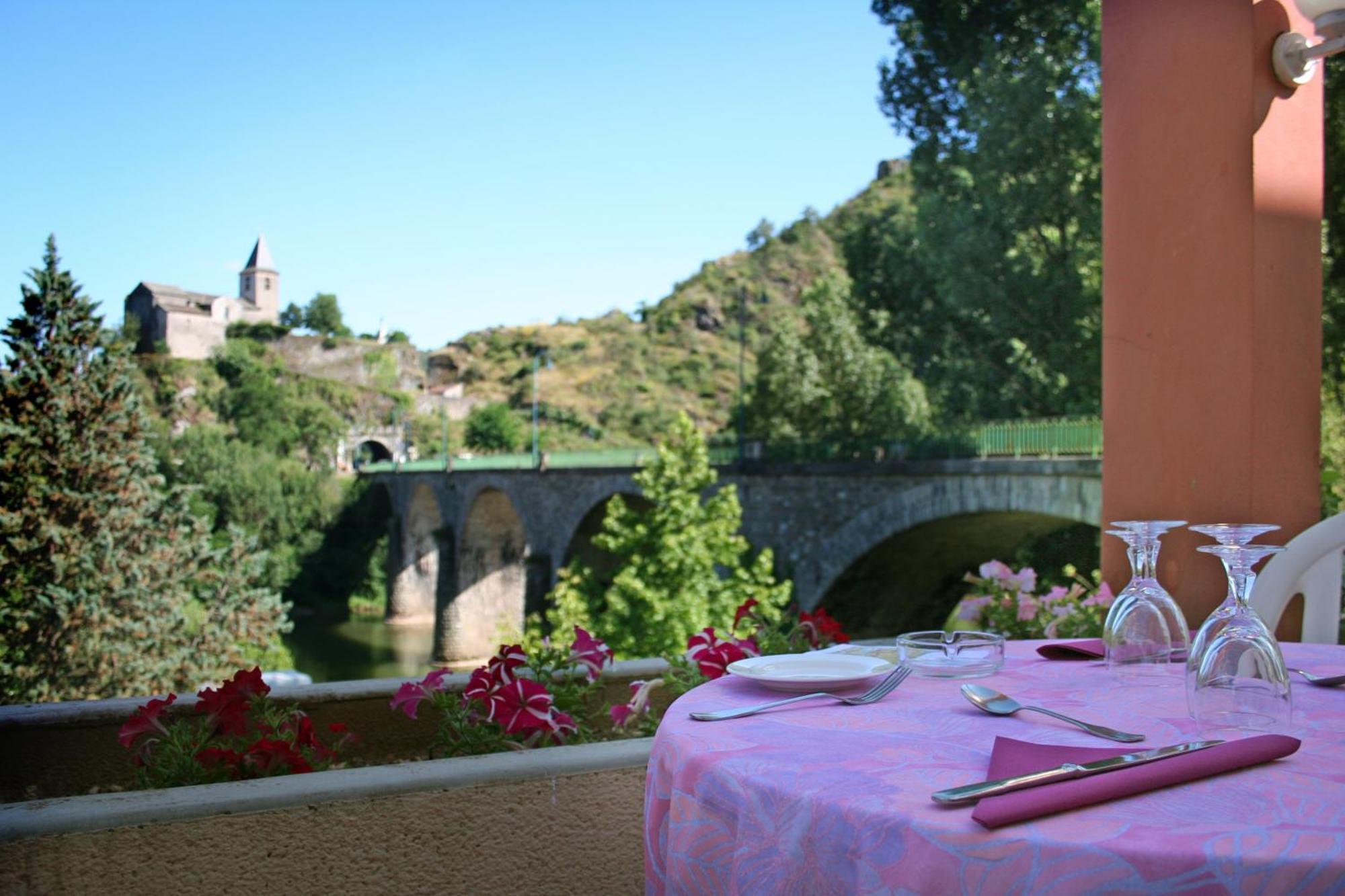 Logis Hotel Restaurant Du Pont Ambialet Eksteriør bilde