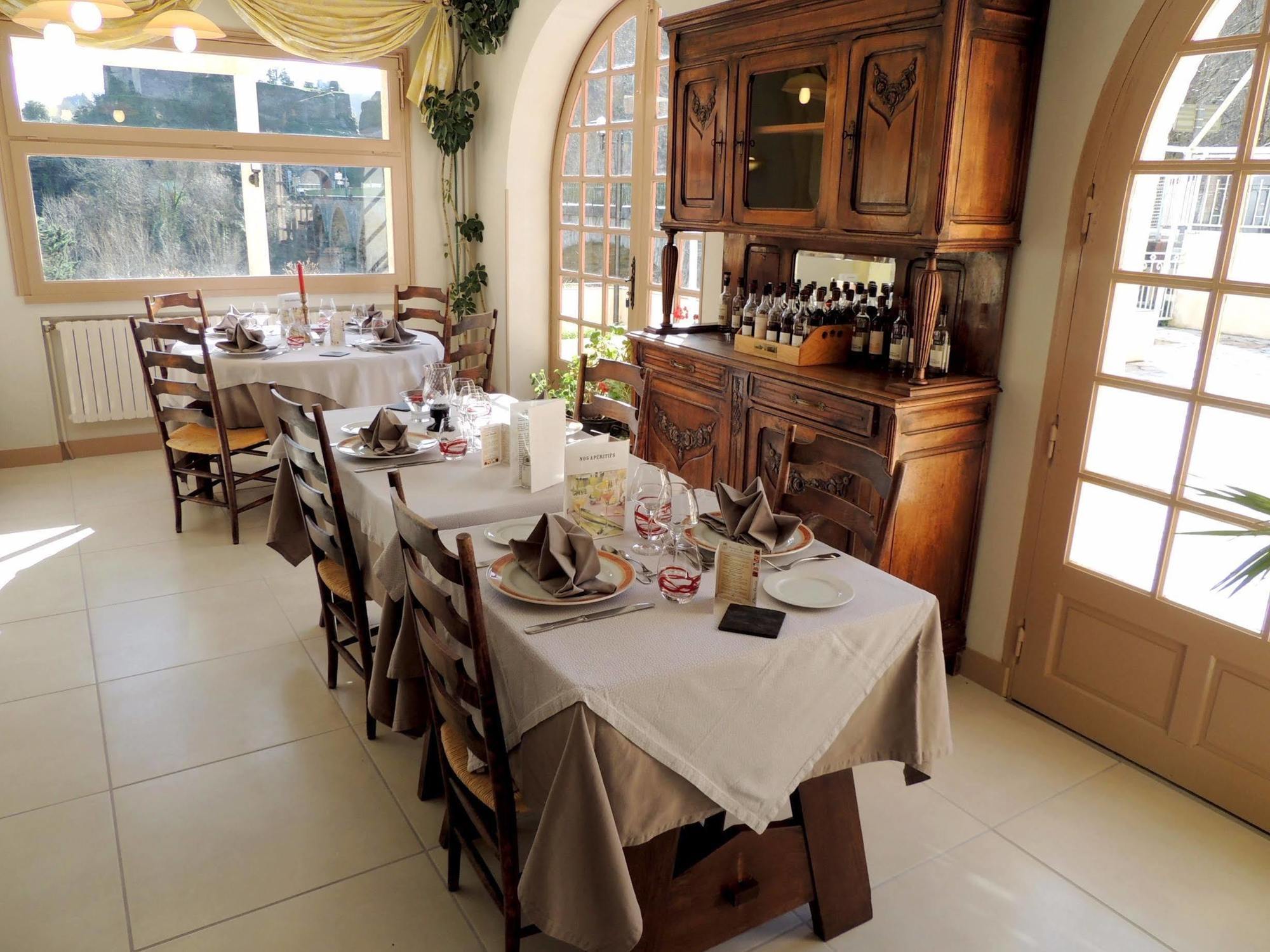 Logis Hotel Restaurant Du Pont Ambialet Eksteriør bilde