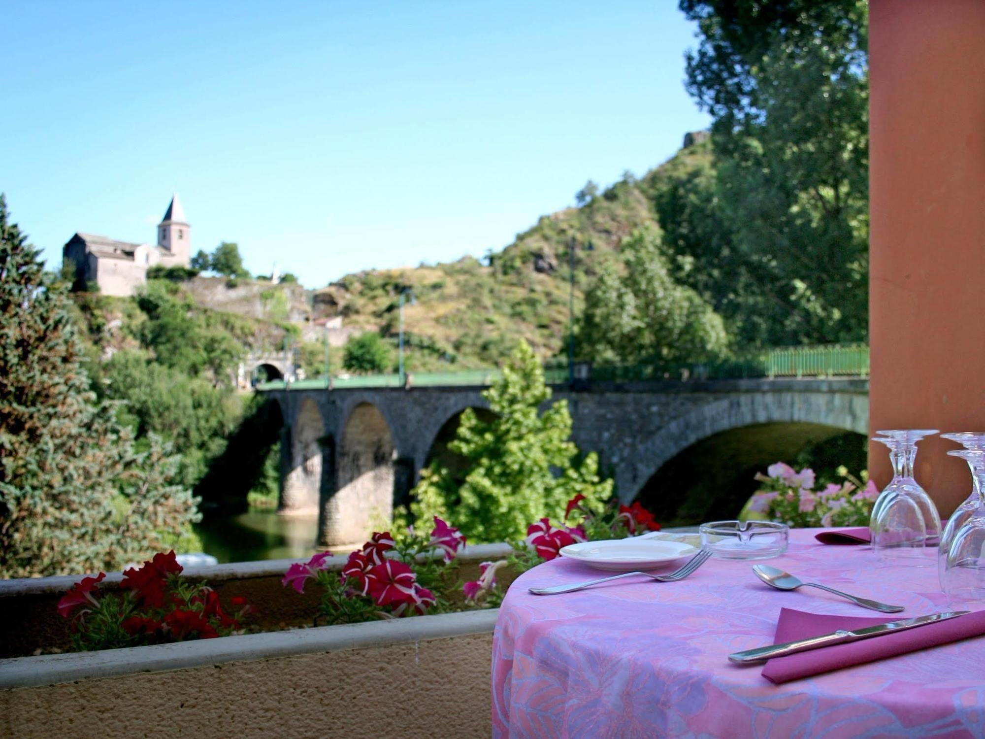 Logis Hotel Restaurant Du Pont Ambialet Eksteriør bilde